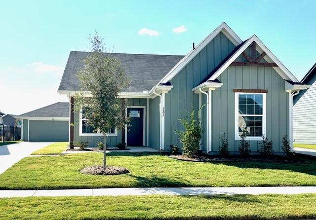 view of front facade featuring a front yard and a garage