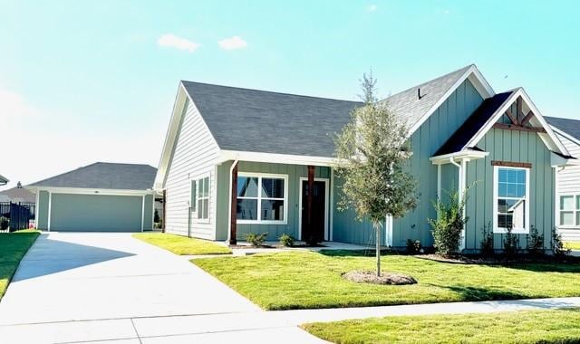 view of front of home featuring a front yard and a garage