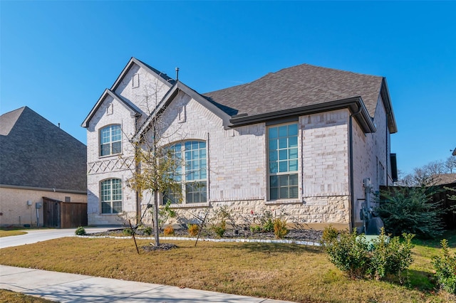 view of front of property featuring a front yard