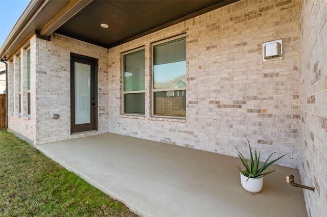 property entrance with covered porch