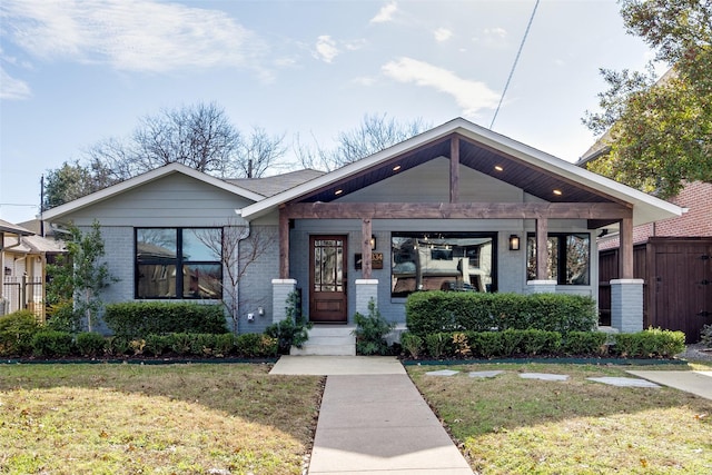 view of front of property featuring a front yard