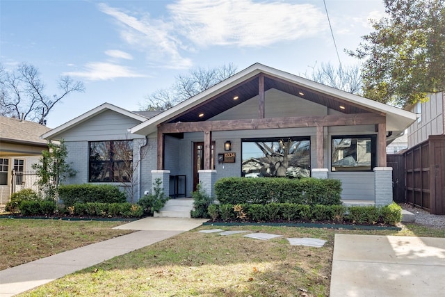 view of front facade featuring a front yard