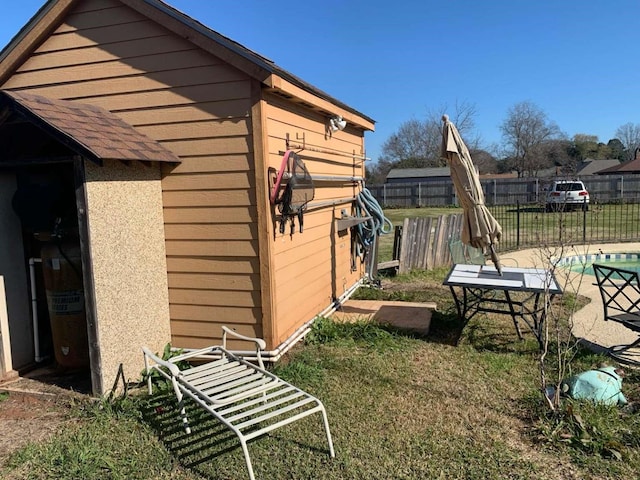 view of yard featuring a fenced in pool