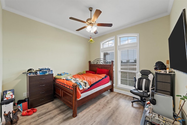 bedroom featuring ceiling fan, crown molding, and light hardwood / wood-style floors