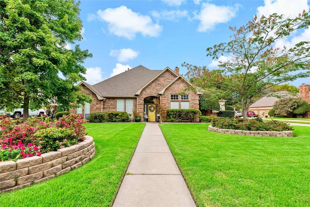 view of front facade featuring a front lawn