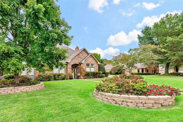 view of front of property featuring a front lawn