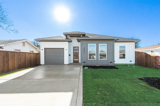 view of front of house featuring a front lawn and a garage