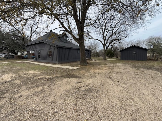 view of yard featuring a storage unit