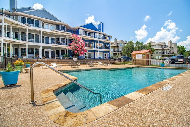 view of swimming pool