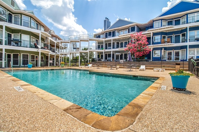 view of swimming pool