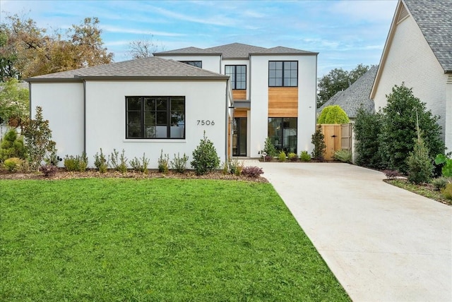 view of front of home featuring a front yard