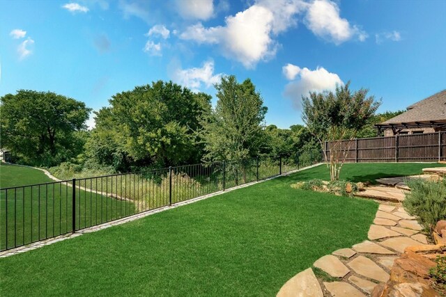 view of front of house featuring a front yard