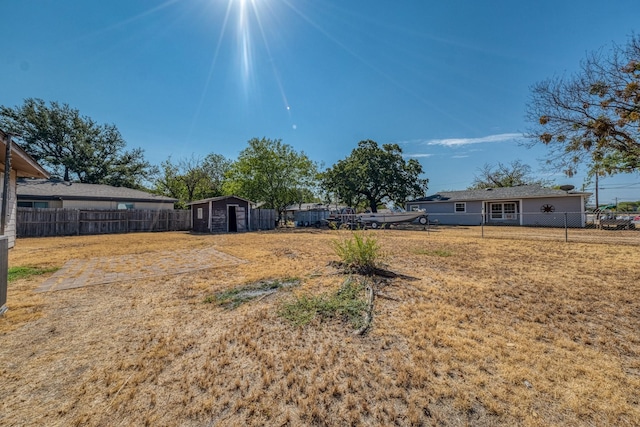 view of yard featuring a shed