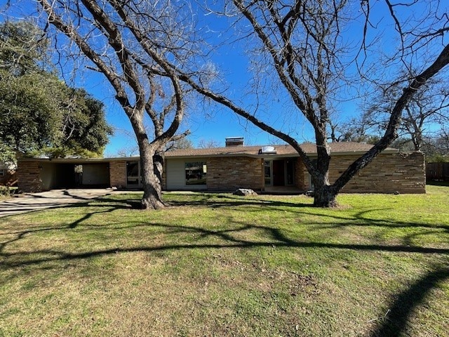 view of front of property with a front yard