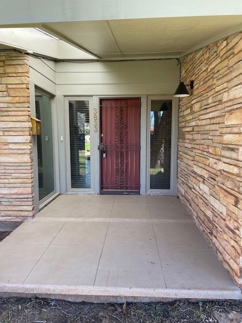 entrance to property featuring a patio