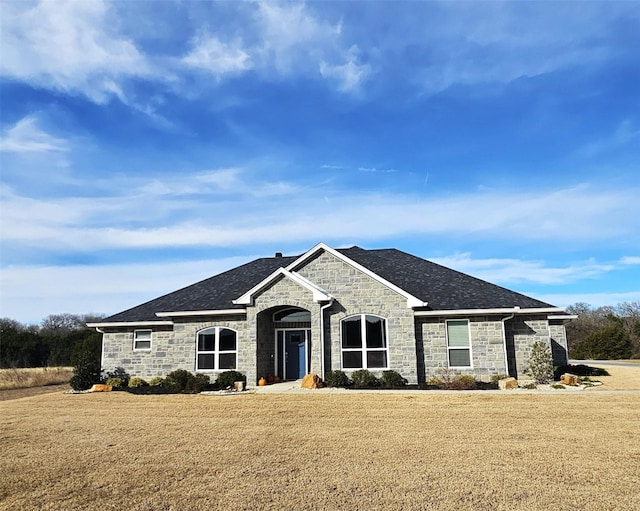 view of front of property featuring a front yard