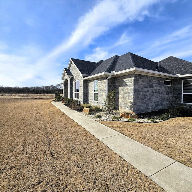 view of front of house featuring a front yard