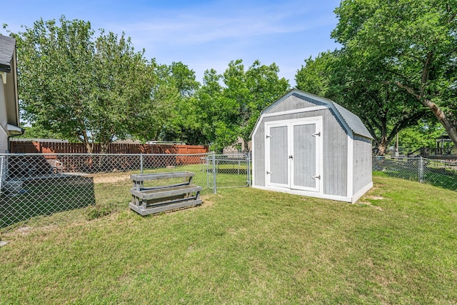 view of yard featuring a shed