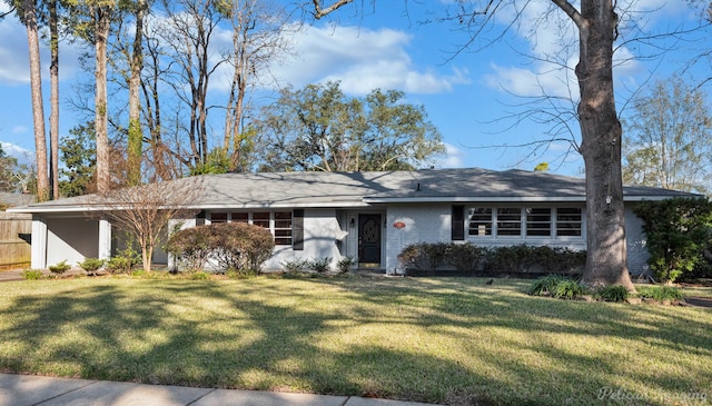 single story home featuring a front lawn