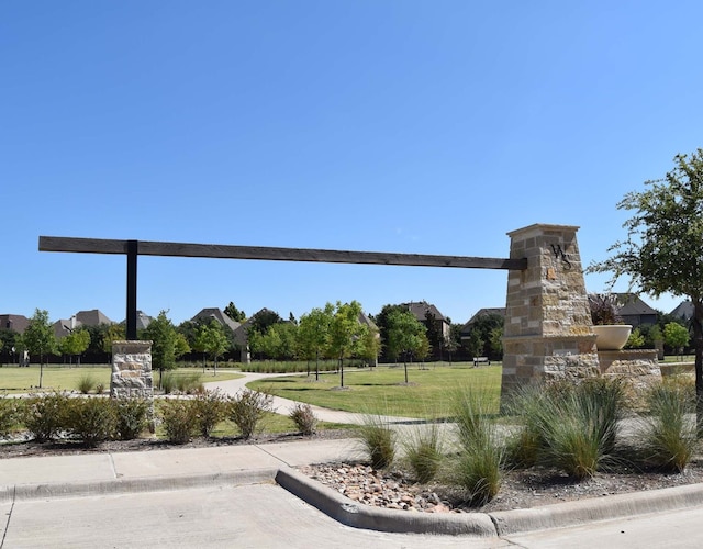 view of home's community featuring a yard