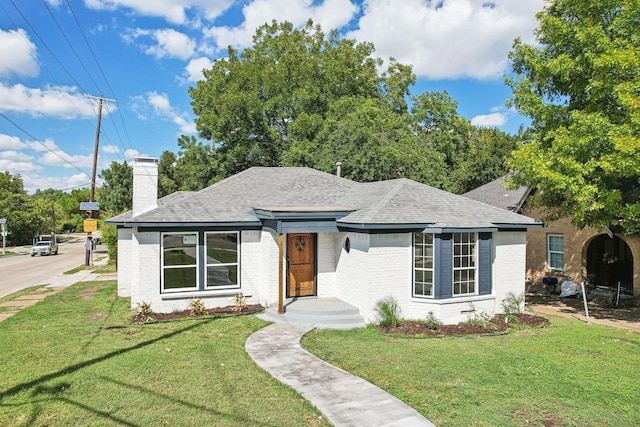 ranch-style house featuring a front lawn