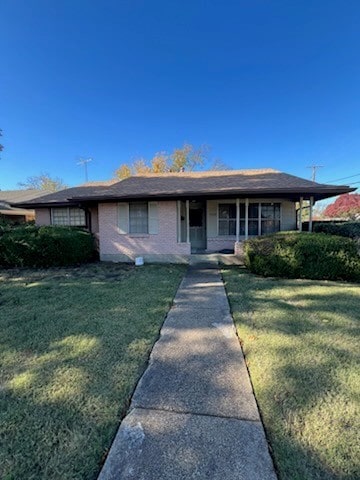 view of front of house with a front lawn