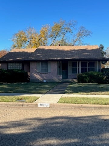 single story home with a front lawn