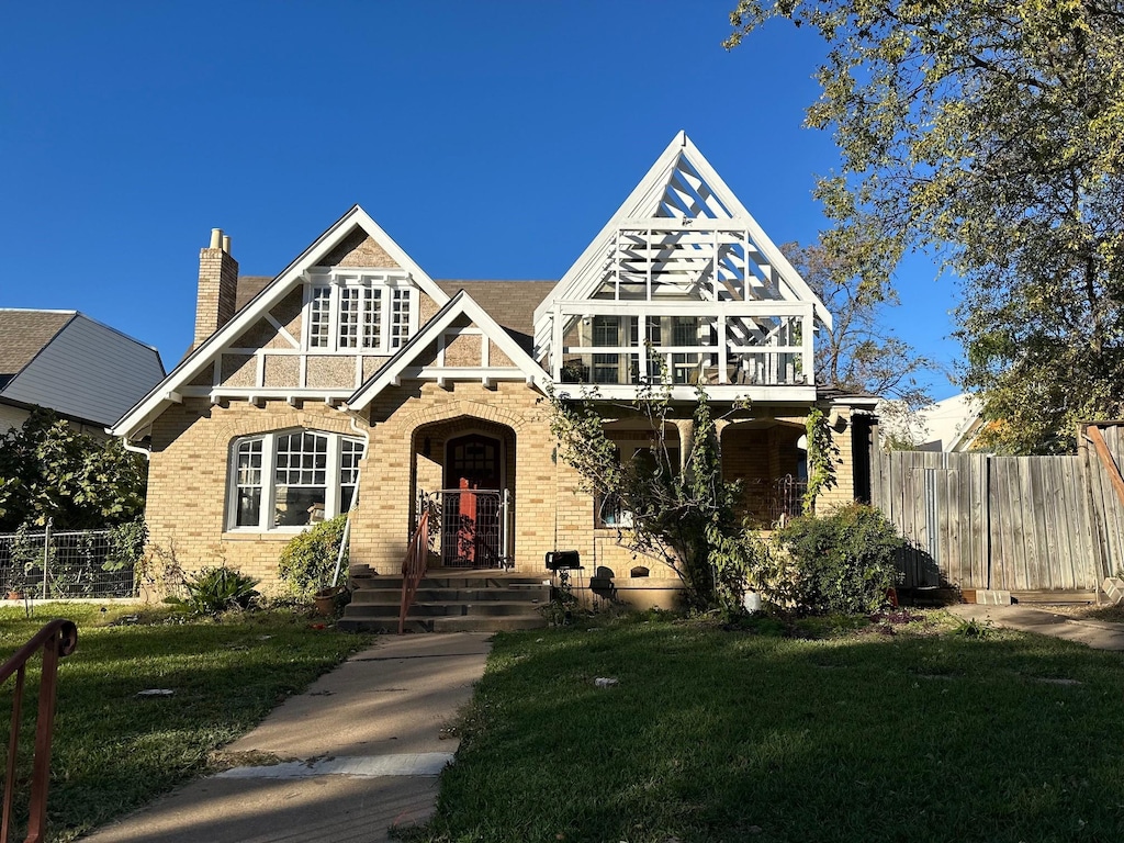 view of front of house with a front yard