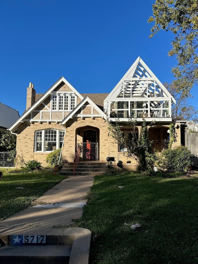 view of front of house featuring a front yard