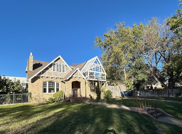 view of front of home featuring a front lawn