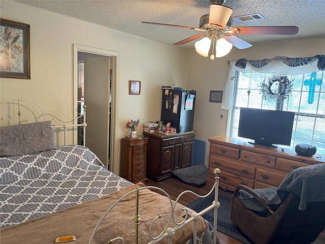 bedroom featuring ceiling fan and a textured ceiling