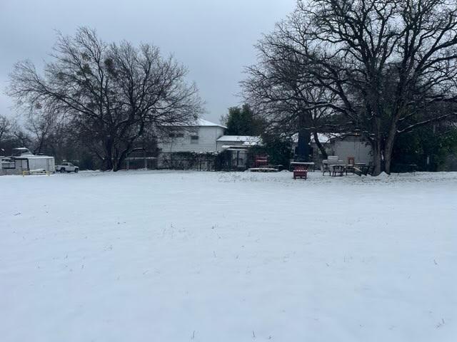 view of yard layered in snow