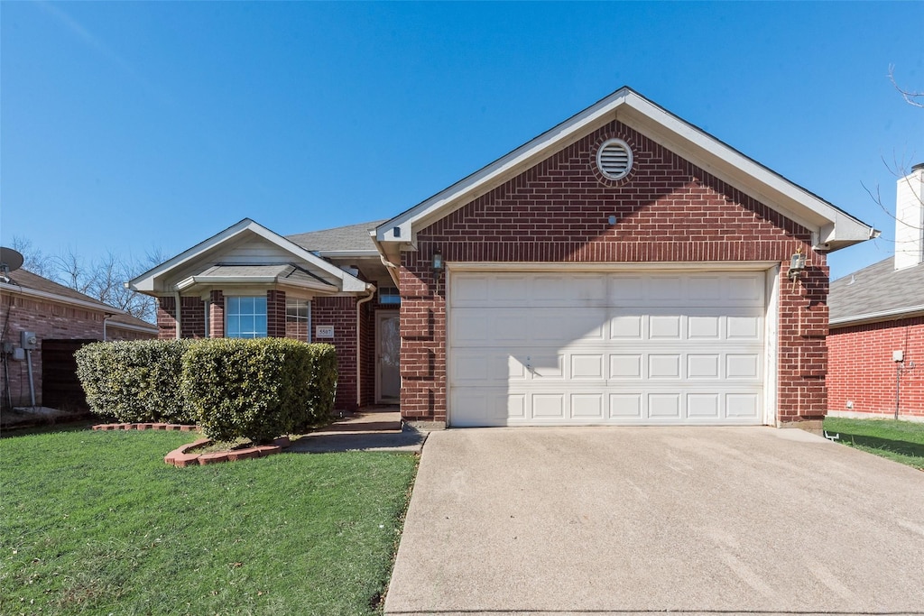 view of front of house featuring a garage and a front yard