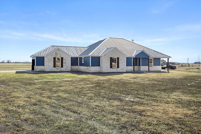 view of front of home featuring a front lawn