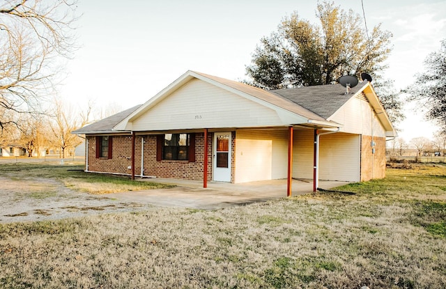 view of front facade featuring a front yard