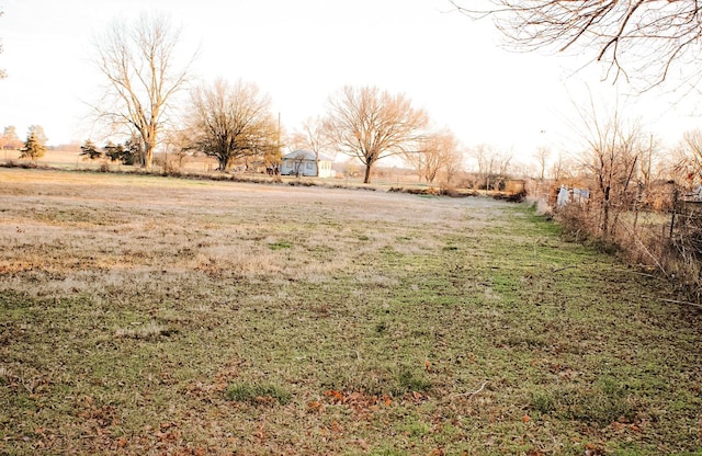 view of yard featuring a rural view