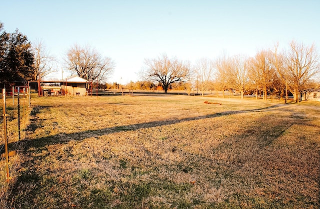 view of yard featuring a rural view