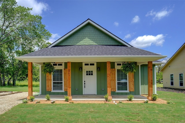 view of front of property featuring a front yard and covered porch