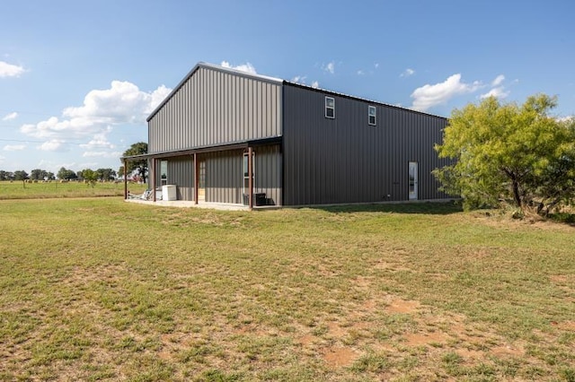 view of outdoor structure featuring a yard