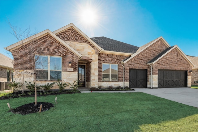 view of front of property featuring a front yard