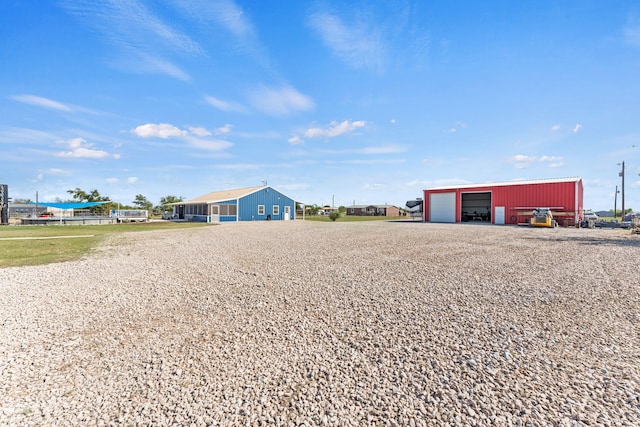 view of yard featuring an outdoor structure and a garage