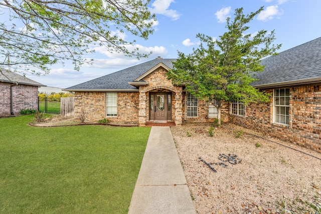 view of front of property featuring a front yard