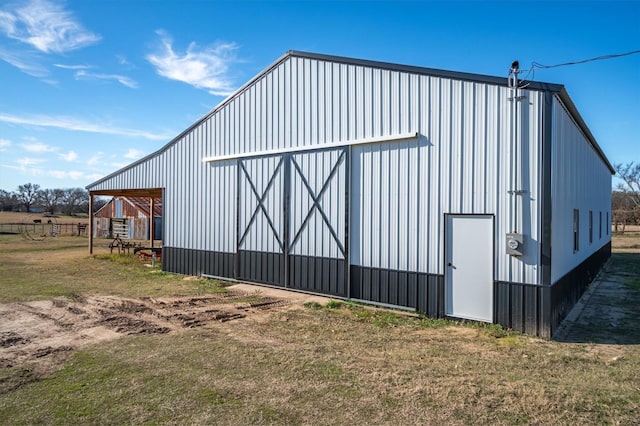 view of outdoor structure with a yard