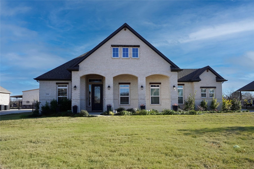 view of front facade with a front yard