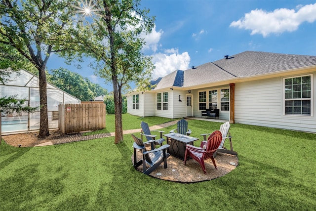 view of yard featuring an outdoor fire pit