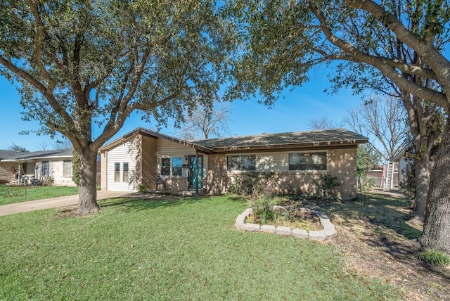 single story home with a front lawn