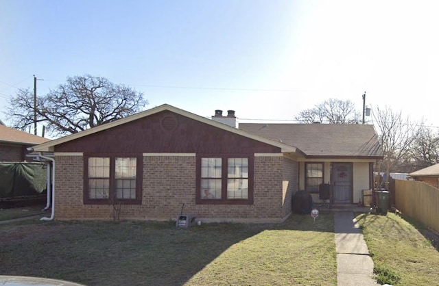 ranch-style home featuring a front lawn