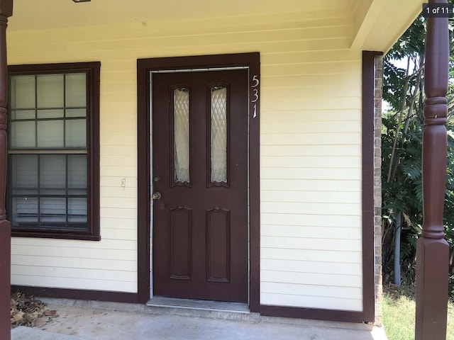 entrance to property featuring a porch