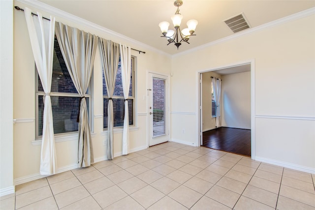 tiled spare room featuring an inviting chandelier and crown molding