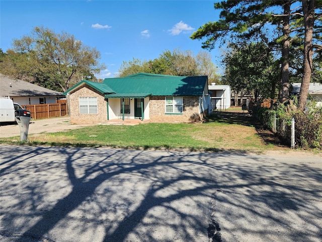 view of front of home featuring a front yard